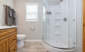 Regadera, secadora de cabello, toallas 