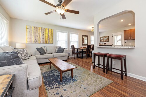 OPEN 4BR/2BA • Sleeps 8 • Near Hwy • Covered Deck • Close to Downtown & Expo Ctr