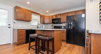 Quiet Area - Expressway Nearby - Families Welcome!