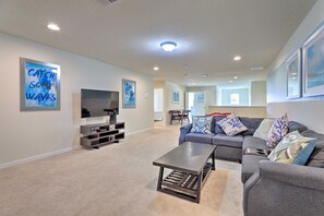Smart TV - Upscale Kissimmee Retreat 8BR w/ Pool & Resort Access – 7 Min to Disney (Kissimmee)
