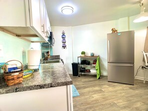 Refrigerador, microondas, horno y parrilla de estufa 