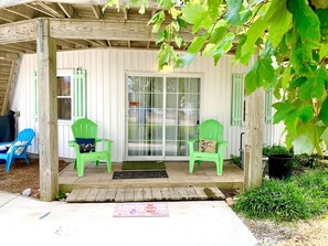 Terrace/patio - ❤️Amazing Round House, Ground Floor Unit, Easy Walk To The Beach, Self Check-In (Carolina Beach)