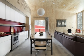 Fridge, microwave, oven, stovetop - Scandinavian Chalet with Sauna in Lutsen - Red (Lutsen)