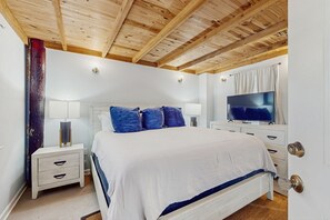 4 bedrooms, iron/ironing board, internet, bed sheets