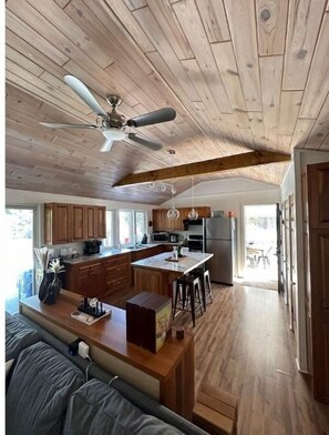 Fridge, microwave, oven, stovetop - The R&R Cottage (Minden)