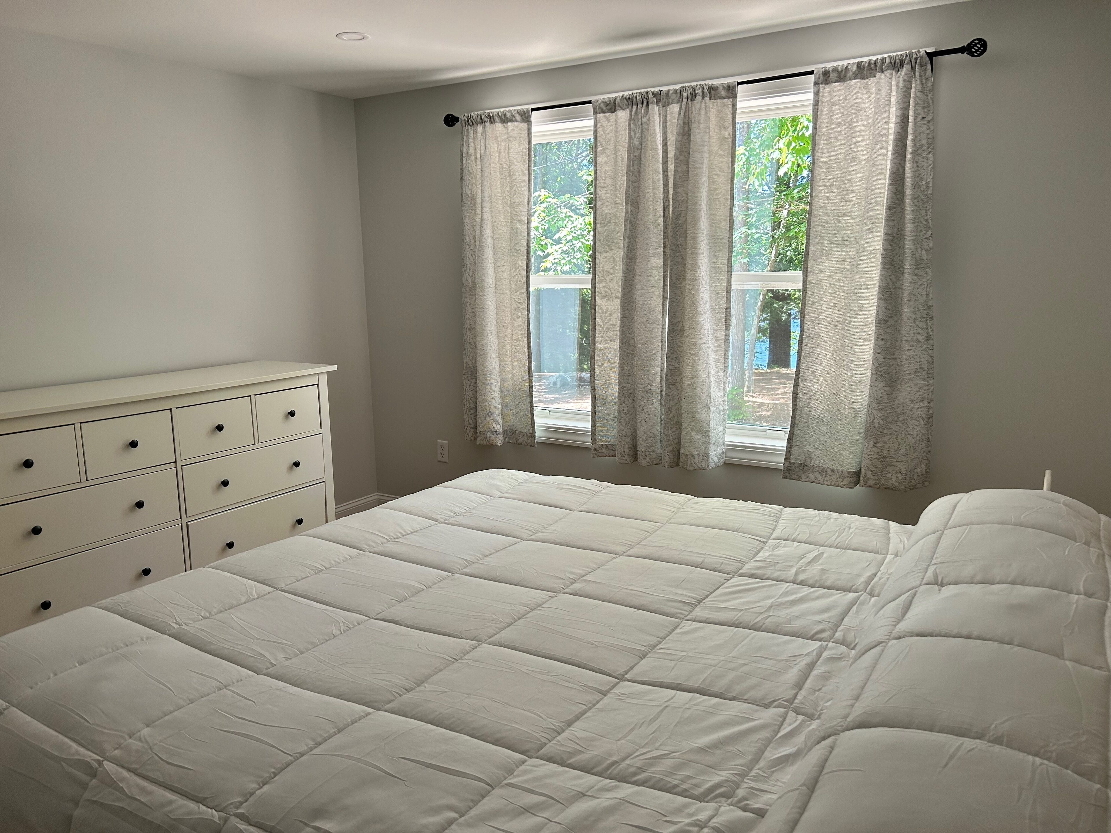 Newly renovated lakefront home. Relax in comfort on Lake Sokokis!