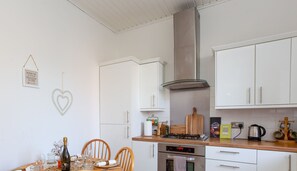 Réfrigérateur, micro-ondes, four, cafetière/bouilloire