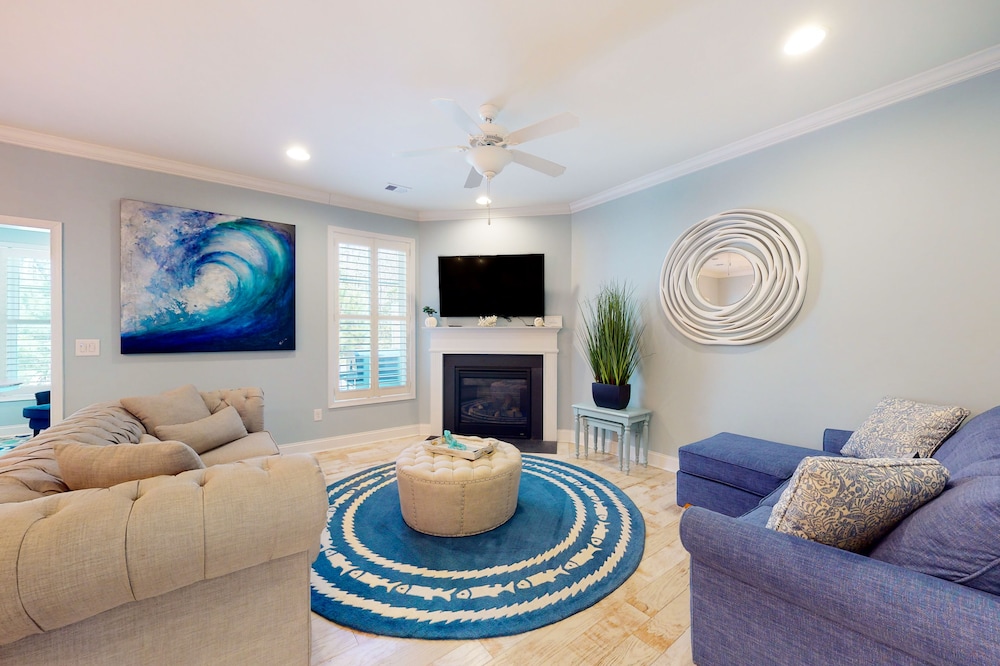 Bayside Resort condo with pools, saunas, athletic courts, on-site golf, and pier