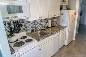 Réfrigérateur, four à micro-ondes, un four, surface de cuisson