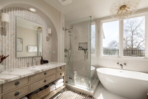 Bathtub, towels