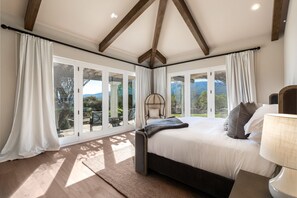 5 habitaciones, tabla de planchar con plancha y cuna de viaje