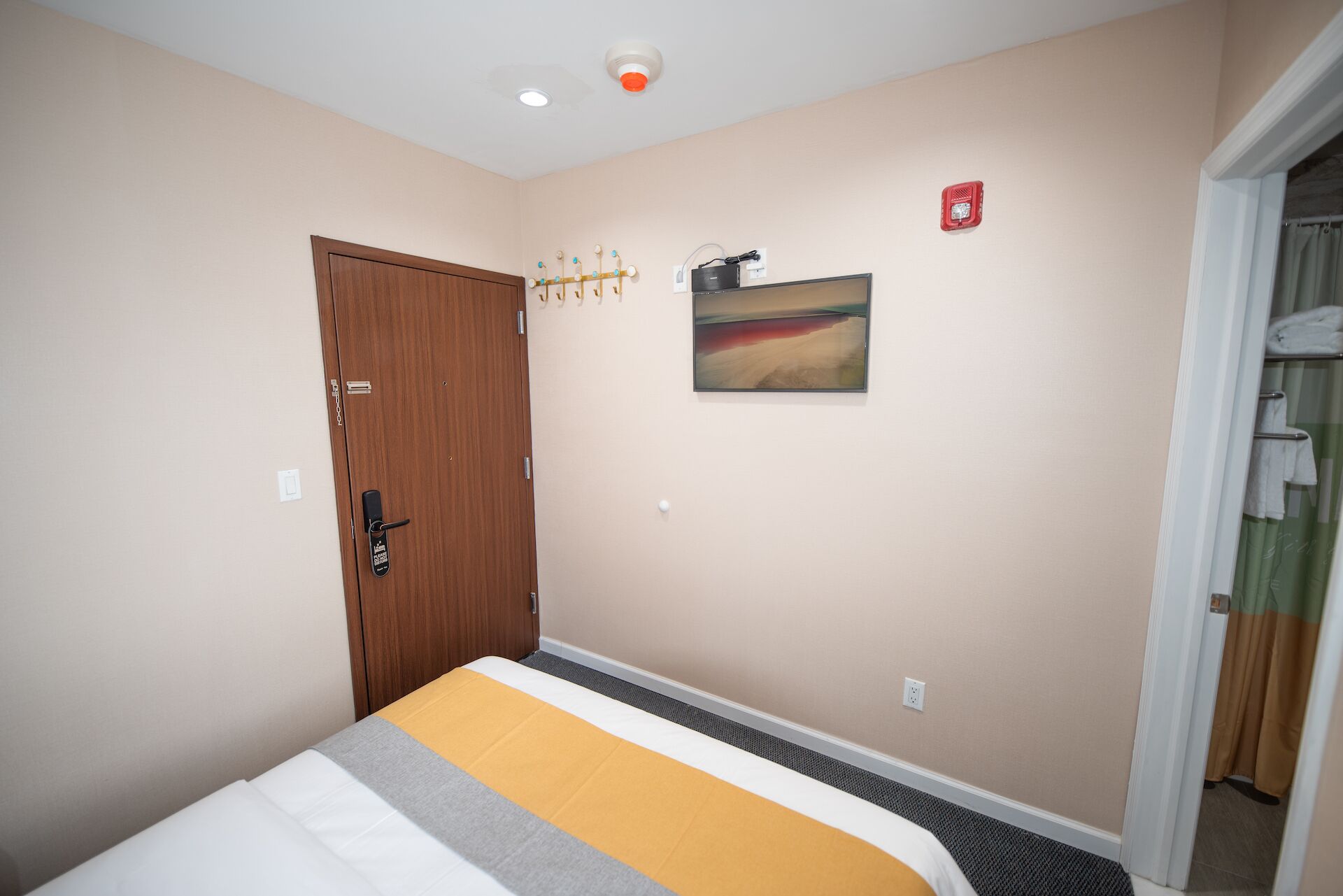 basic room, 1 queen bed | 1 bedroom, in-room safe, soundproofing, free wifi