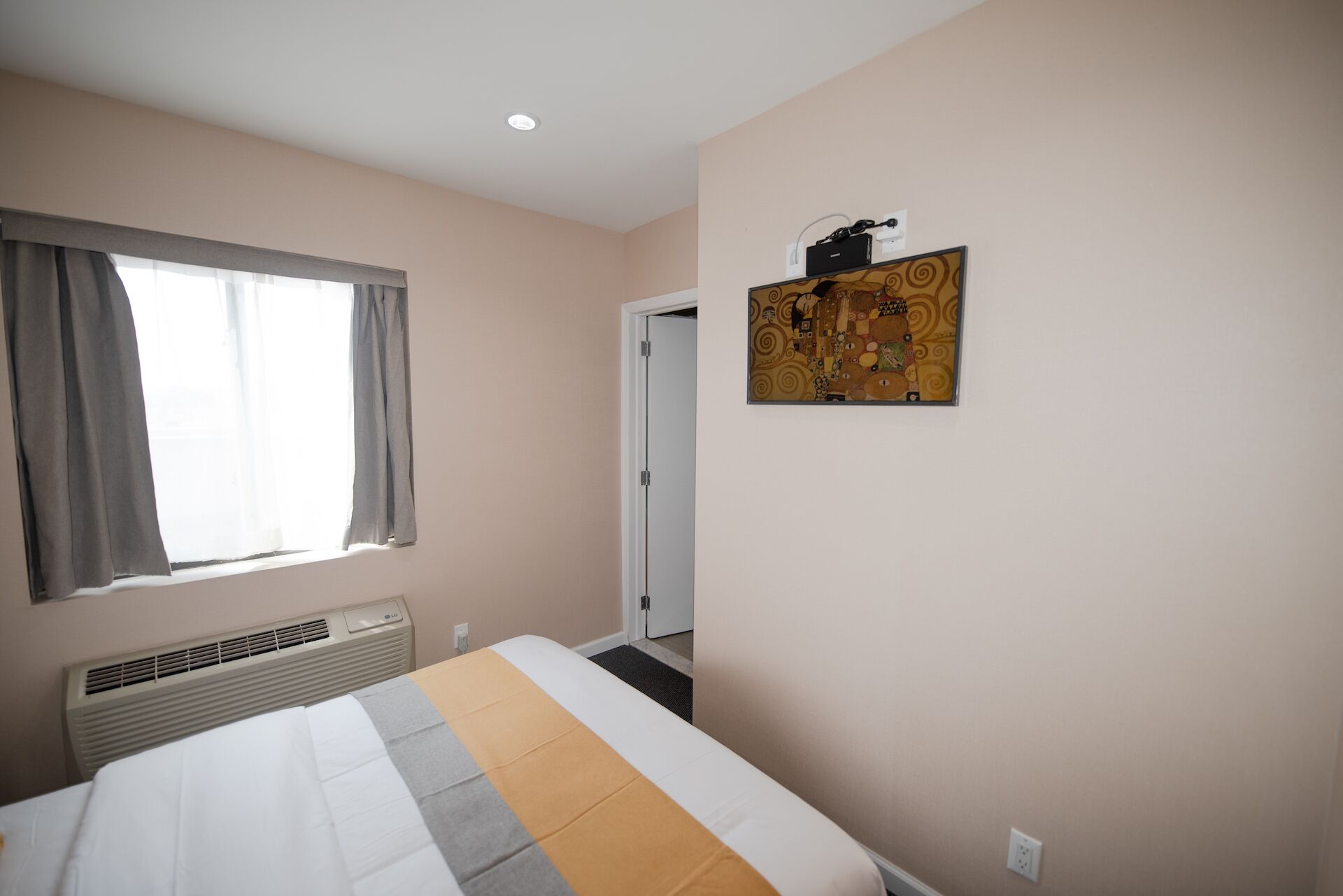 basic room, 1 queen bed | 1 bedroom, in-room safe, soundproofing, free wifi