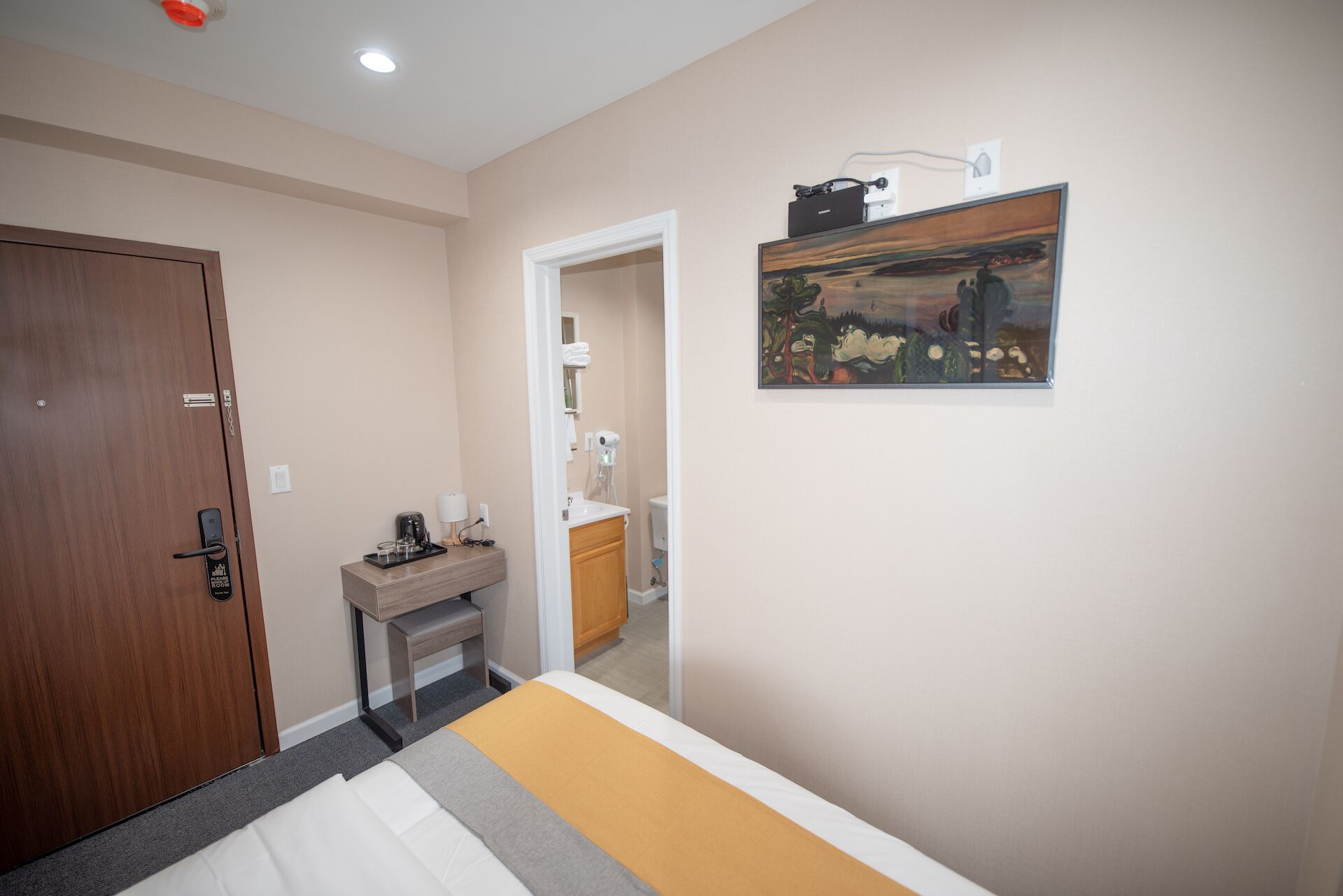 basic room, 1 queen bed | 1 bedroom, in-room safe, soundproofing, free wifi