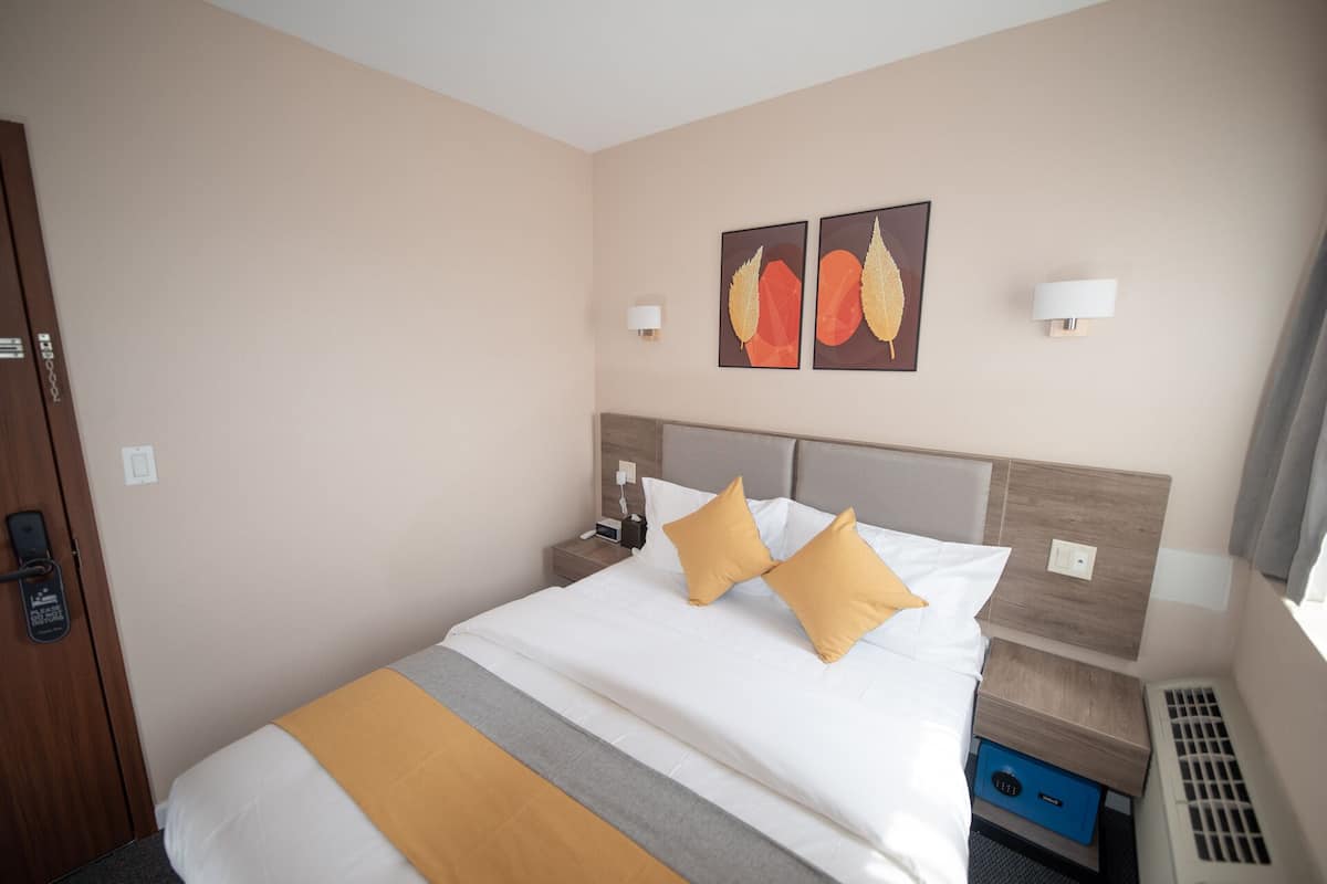 basic room, 1 queen bed | 1 bedroom, in-room safe, soundproofing, free wifi