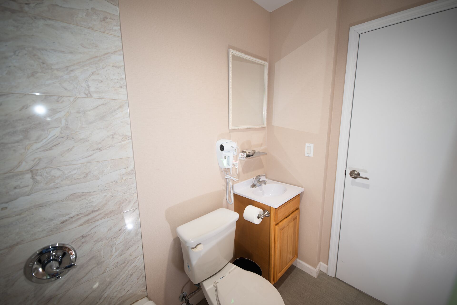 basic room, 1 queen bed | bathroom | hair dryer, bathrobes, towels, soap