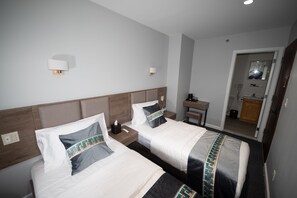 Basic Double or Twin Room | In-room safe, soundproofing, free WiFi - Flushing Garden Hotel (Flushing)