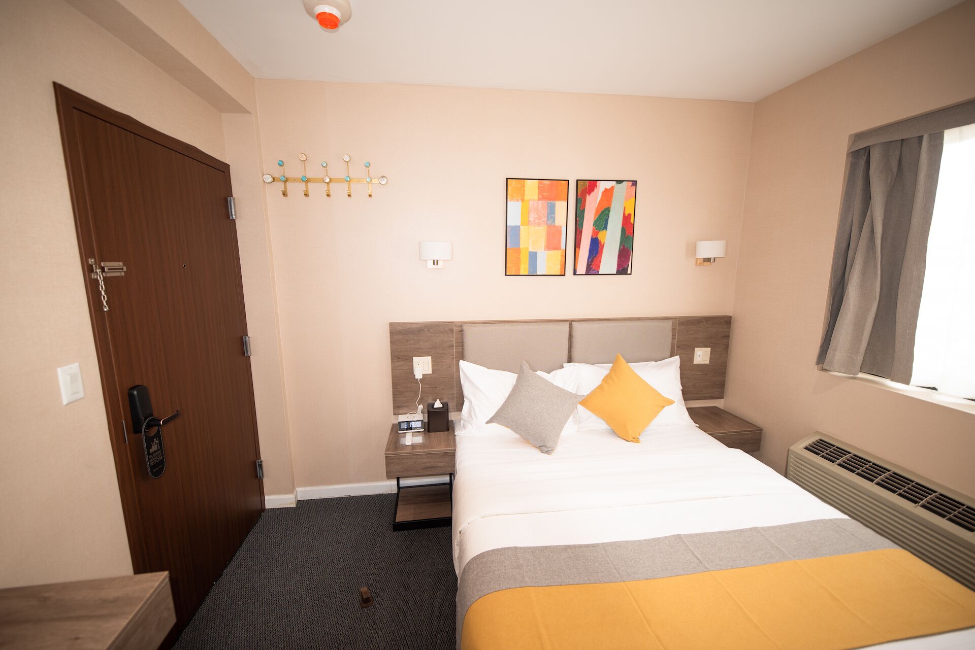 basic room, 1 queen bed | 1 bedroom, in-room safe, soundproofing, free wifi