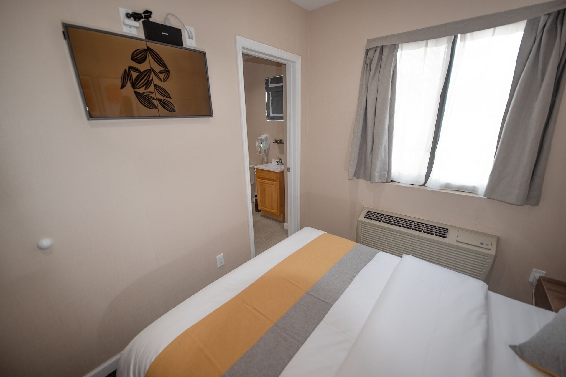 basic room, 1 queen bed | 1 bedroom, in-room safe, soundproofing, free wifi