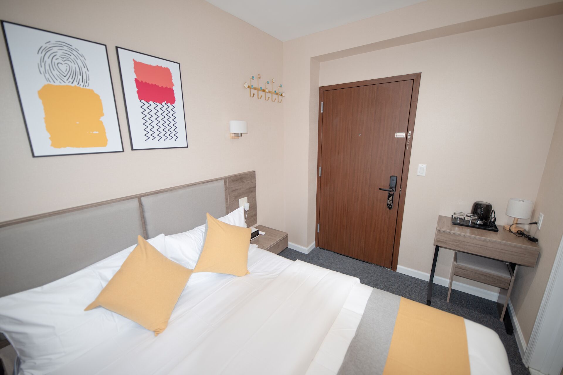 basic room, 1 queen bed | 1 bedroom, in-room safe, soundproofing, free wifi