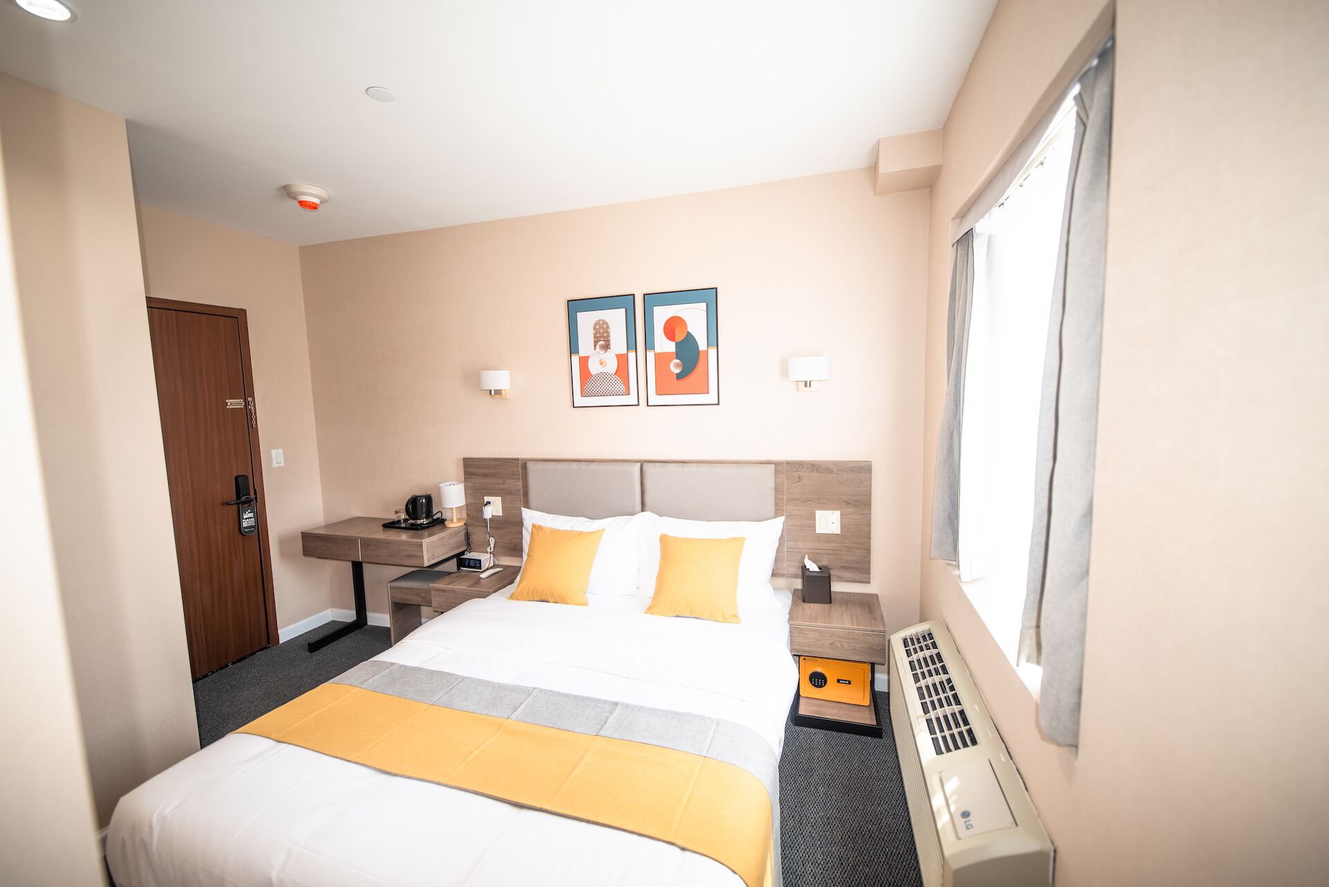 basic room, 1 queen bed | 1 bedroom, in-room safe, soundproofing, free wifi