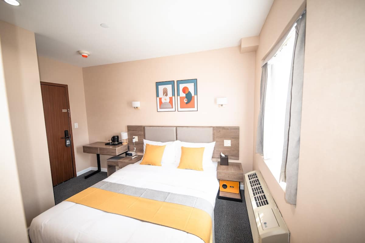 basic room, 1 queen bed | 1 bedroom, in-room safe, soundproofing, free wifi