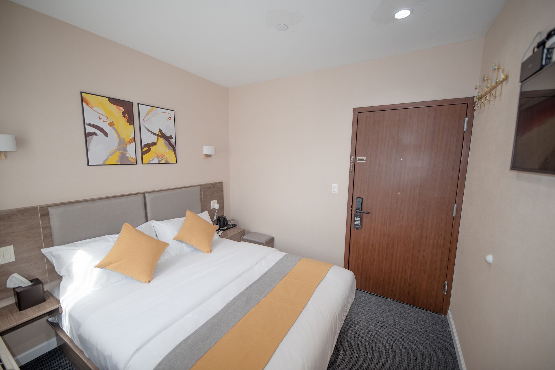 basic room, 1 queen bed | 1 bedroom, in-room safe, soundproofing, free wifi
