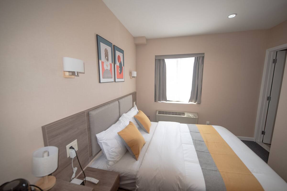 basic room, 1 queen bed | 1 bedroom, in-room safe, soundproofing, free wifi
