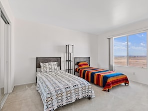4 bedrooms, iron/ironing board, WiFi, bed sheets - Resort Style House In High Dessert (Apple Valley)