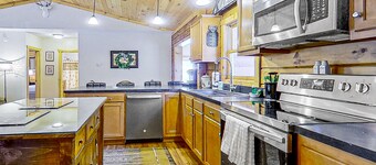 Riverfront dog-friendly house near skiing with firepits, wood stove & beach