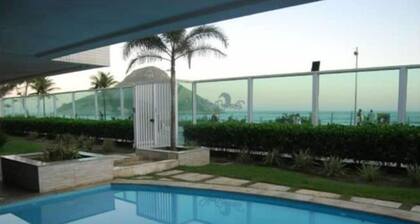 Beachfront apartment in Rio de Janeiro ideal for surfers and leisure lovers!