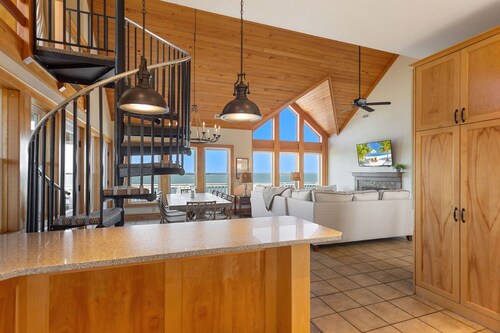 Soundfront Family Escape – Pool, Hot Tub & Views