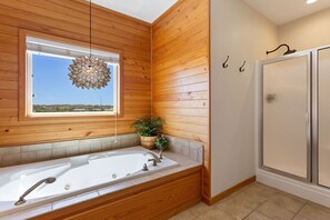 Combined shower/bathtub, jetted bath, towels