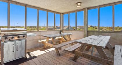 Soundfront Family Escape – Pool, Hot Tub & Views