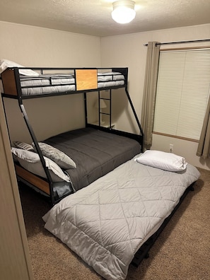 2 bedrooms, bed sheets - #1 Greenside Oasis (Mattawa)