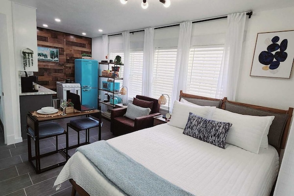 1 habitación, tabla de planchar con plancha, wifi y ropa de cama