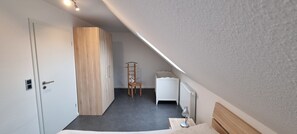6 Schlafzimmer, Reisekinderbett, kostenloses WLAN, Bettwäsche