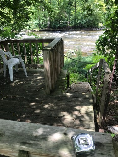 Cozy convenient home, private access to the Salmon River.