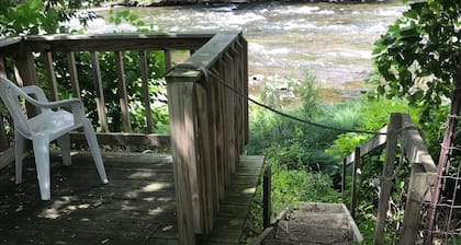 Cozy convenient home, private access to the Salmon River.