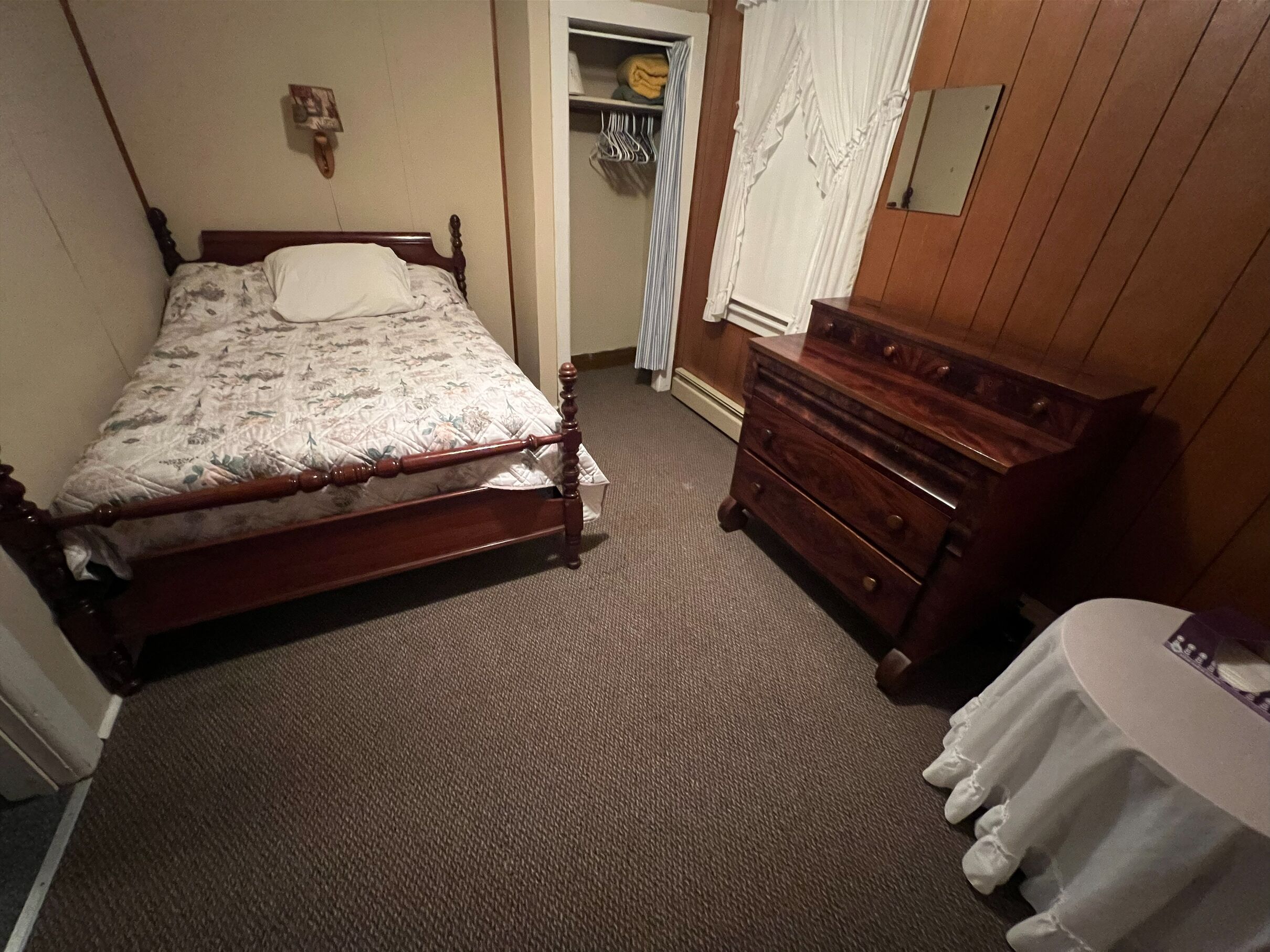 Cozy convenient home, private access to the Salmon River.