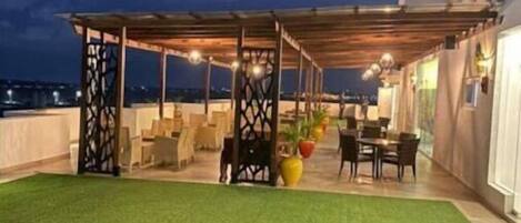 屋外ダイニングエリア