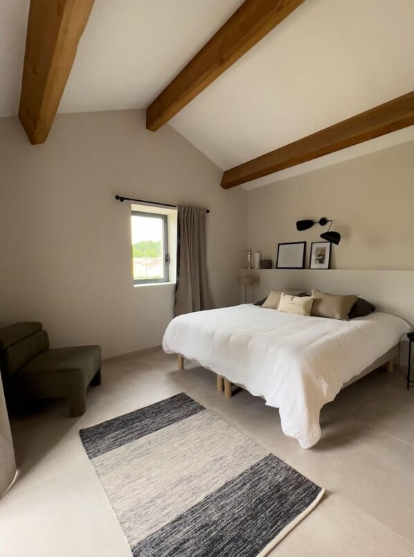 6 chambres, coffres-forts dans les chambres, fer et planche à repasser