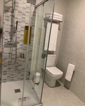 Dusche, Haartrockner, Handtücher, Seife