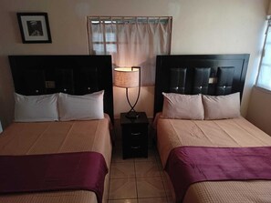 Habitació doble estàndard, 2 llits dobles | Roba de llit hipoal·lergògena i wifi gratuïta 