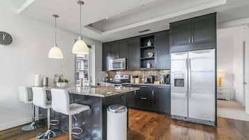 Refrigerador, microondas, horno y parrilla de estufa