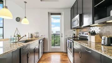 Een koelkast, een microgolfoven, een oven, een kookplaat