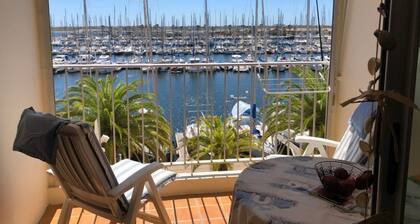 Appartement avec terrasse et vue imprenable sur l'entrée du port de Gruissan.