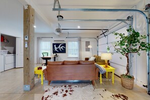 TV - Secluded retreat on 15 acres - high-speed internet, grill, firepit, & mtn views (Blairsville)