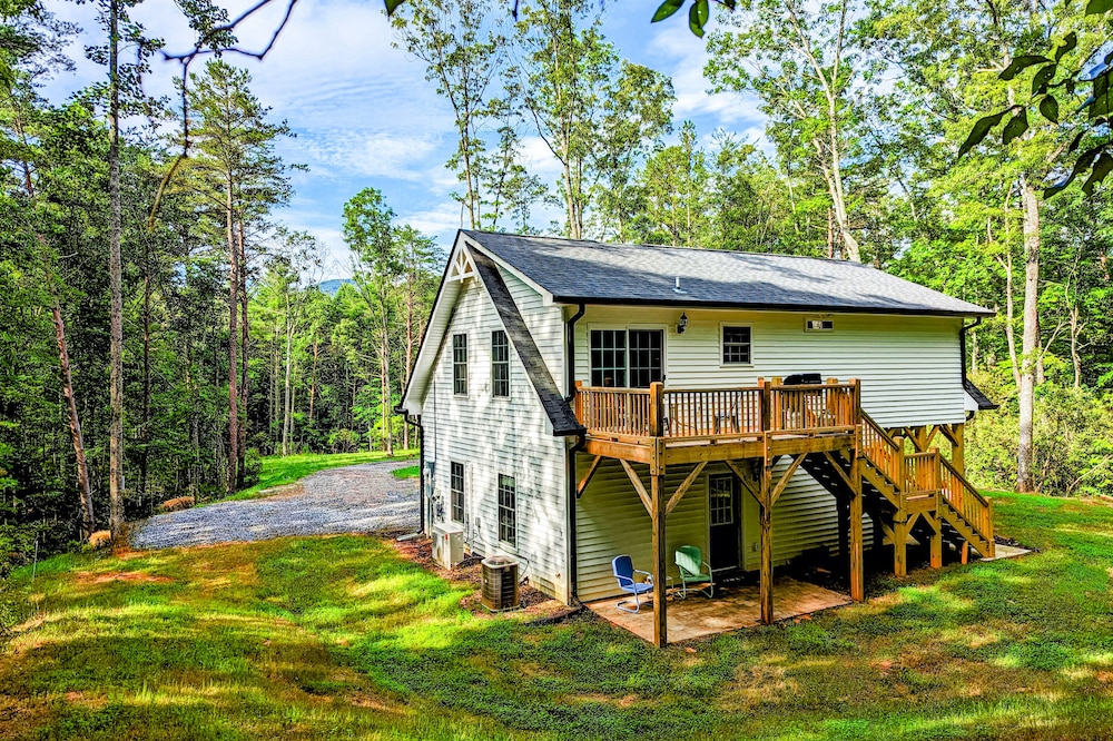 Secluded retreat on 15 acres - high-speed internet, grill, firepit, & mtn views