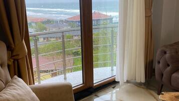 商务客房 | 起居区 | 100-英寸电视(配备收费电视频道)